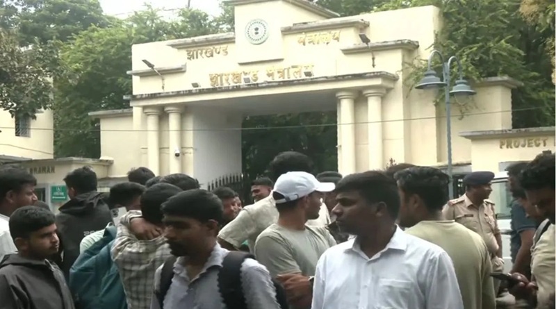 Saurav Das then reached the Parliament Street police station, climbed the barricade and made a big demand.